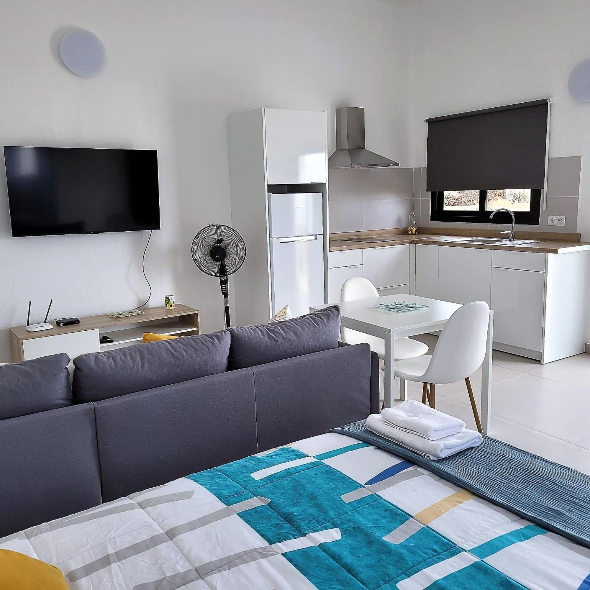 Apartamentos Falcon Tinajo Bagian luar foto